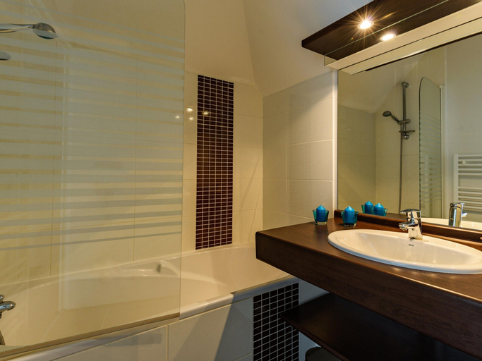 Bathroom, Stylish Coastal Apartment With Shared Pool, Côtes-d'Armor