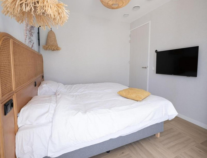 Room 5, Water's Edge Wellness Retreat With Sauna