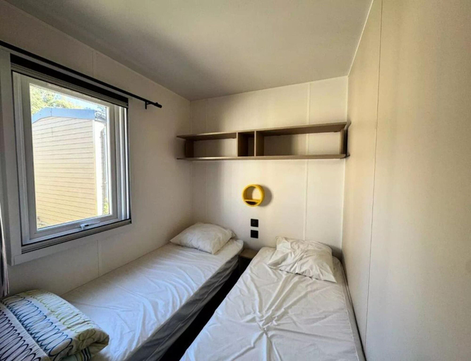 Room 5, Compact Coastal Family Stay for 4, Var