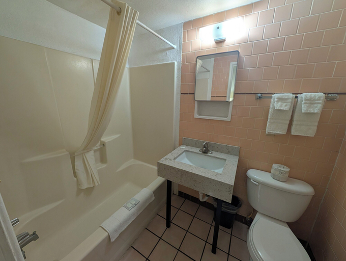 Bathroom 4, Economy Inn Safford, Graham