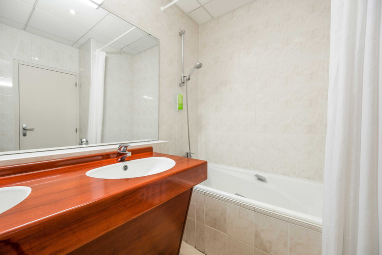 Bathroom 5, Hôtel du Palois - Pau Centre Bosquet, Pyrénées-Atlantiques