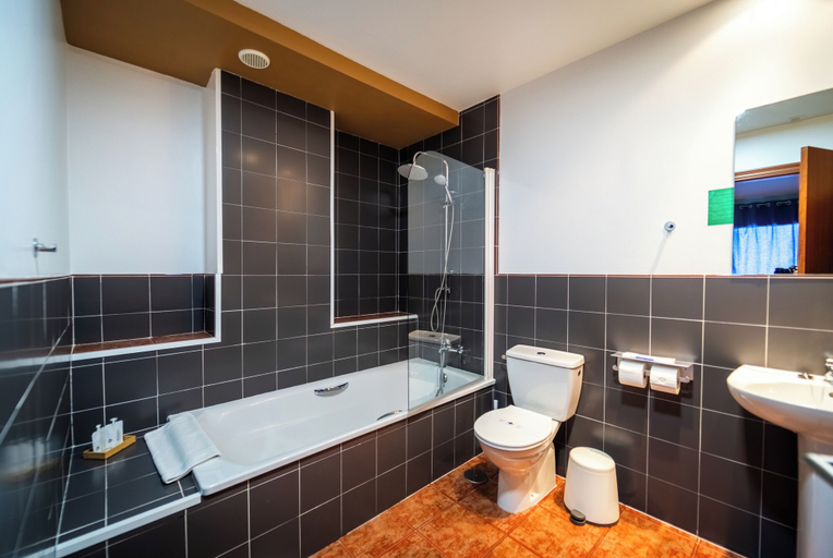 Bathroom 4, Hotel A. G. Porcillán, Lugo