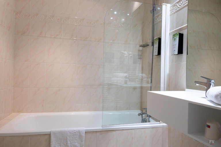 Bathroom, Kyriad Hotel Lamballe, Côtes-d'Armor
