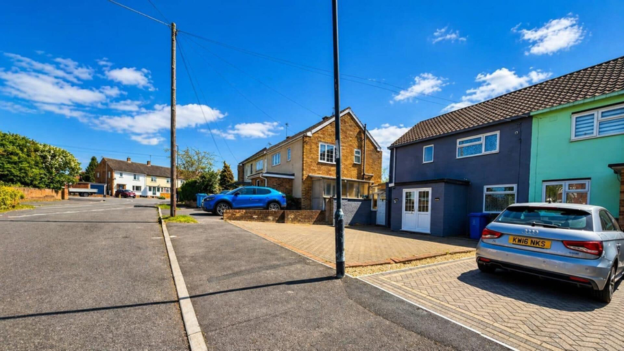 Property grounds 2, House Sleeps 10 With Parking and Garden, Windsor and Maidenhead