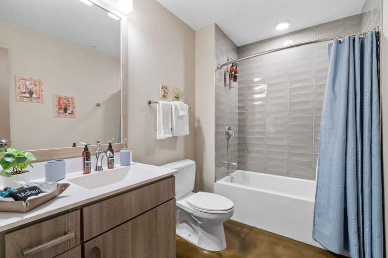 Bathroom 3, Sable 604 - One Bedroom, Hennepin