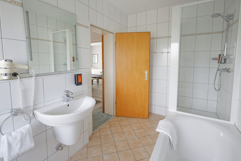 Bathroom 5, Friends Hotel Kerpen, Rhein-Erft-Kreis