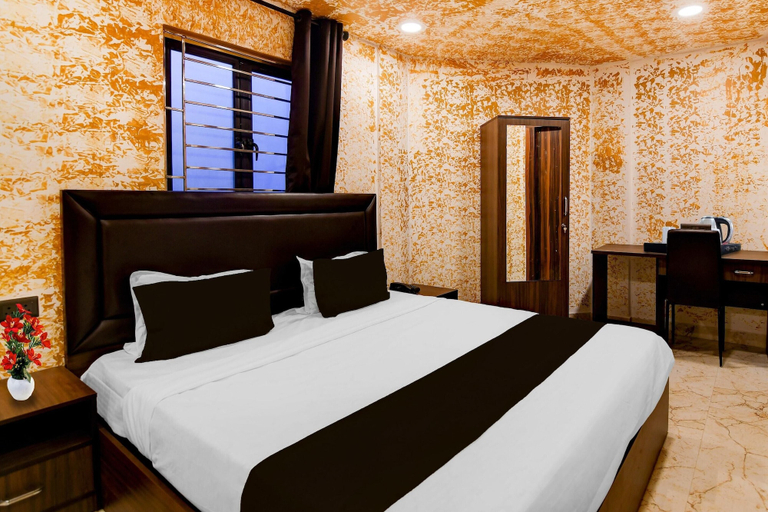 Room 4, Deluxe Sealdah Railway Station Near Creek Row, Kolkata