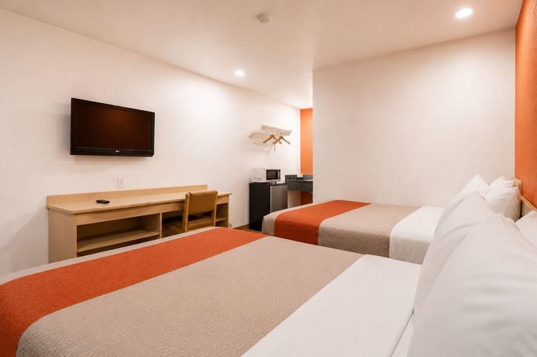 Bedroom 3, Bakersfield Inn, Kern