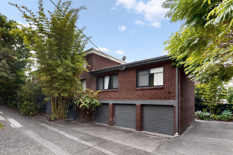Exterior 2, Sunlit 3-bed Coastal Stay With Private Deck, Sutherland Shire - East