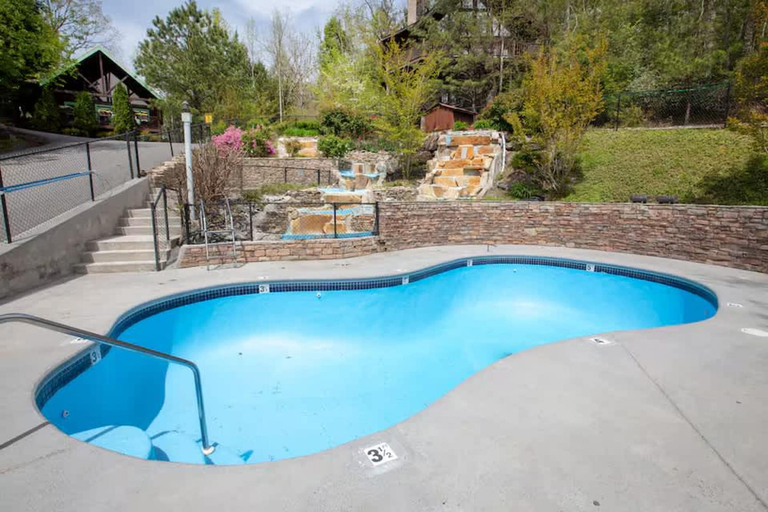 Room 2, Location Hot Tub Privacy Fireplace Common Pool, Sevier