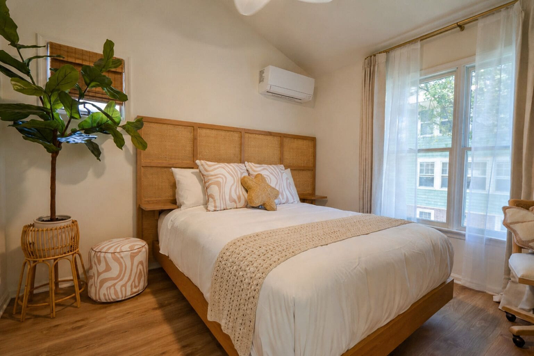 Room 5, Coastal Chateau Cottages, Cape May
