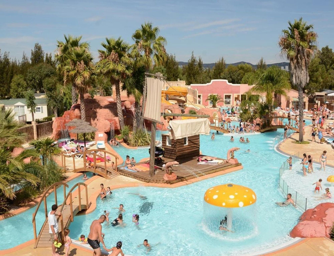 Pool 5, Family Escape Steps From the Sea, Var