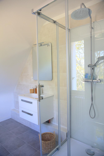 Bathroom 3, Aux Arbres Chanteurs, Côtes-d'Armor
