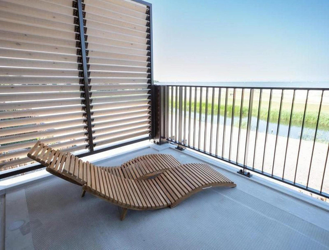 Balcony 4, Waterfront Gem With Private Sauna