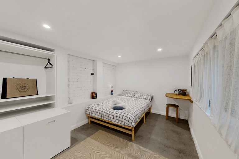 Room 4, Sunlit 3-bed Coastal Stay With Private Deck, Sutherland Shire - East