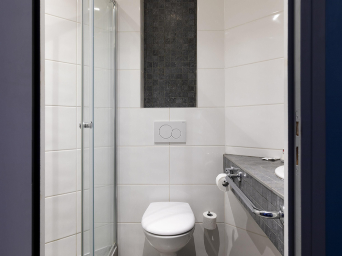 Bathroom 4, ibis budget Lyon Est Saint-Quentin-Fallavier, Isère