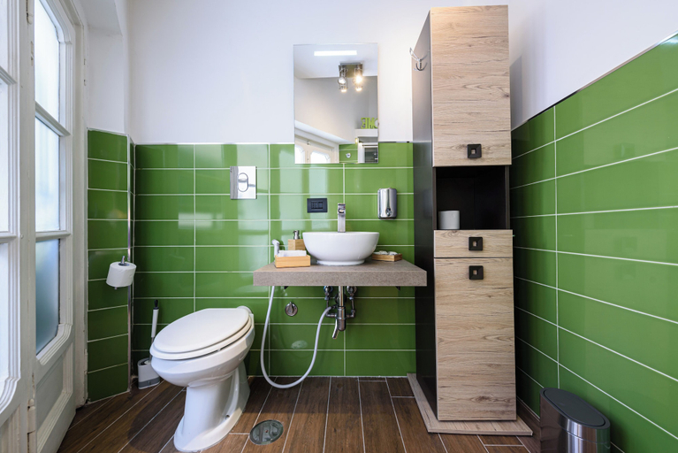Bathroom 3, Piazza Nicola Amore 14, Napoli