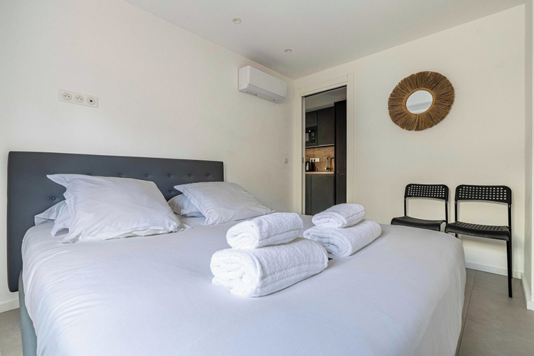 Room 5, A/C Flat 1bdr/4p in the Heart of Cannes - Old Port, Alpes-Maritimes