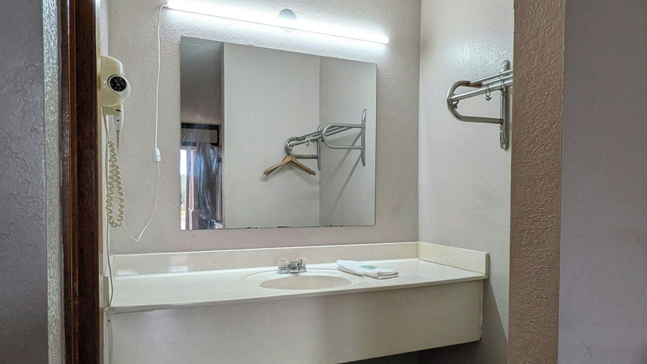 Bathroom 5, Inn of Loudon, Loudon