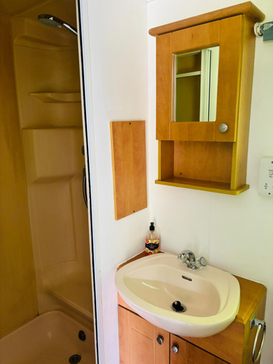 Bathroom 3, Postwood Gardens Deer and Fox Country Cabins, Devon