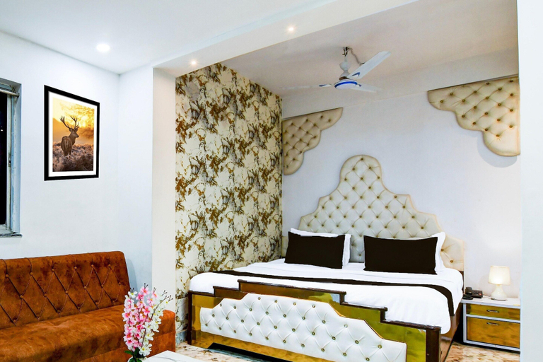 Room 5, Deluxe Circus Avenue Road Hotel Rockstar, Kolkata