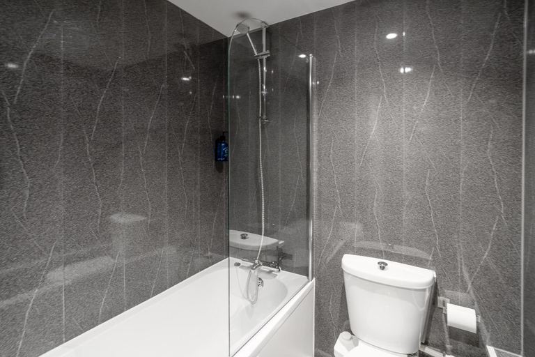 Bathroom 5, Daresbury Park Hotel Warrington, Warrington