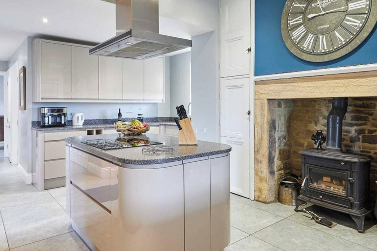 Private kitchen 4, House Sleeps 10 With Parking and Garden, Gateshead