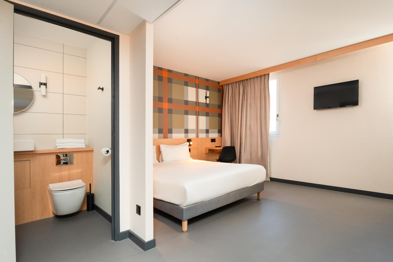 Bedroom 3, easyHotel Nice Old Town, Alpes-Maritimes