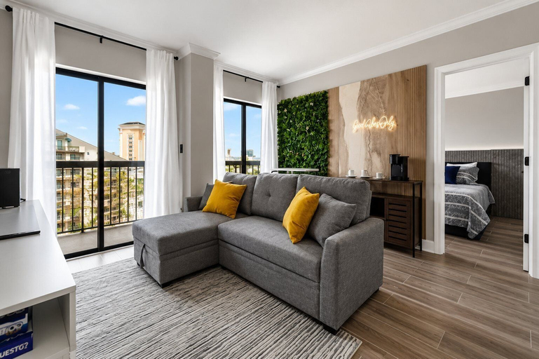 Living area 3, Modern 2BR Suite at Enclave 5min Universal, Orange