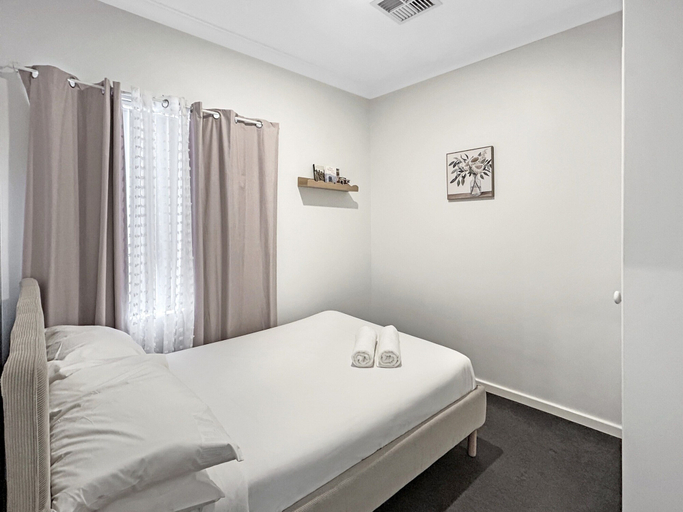 Room 4, Bright 3-bed House With Garage Parking, Perth