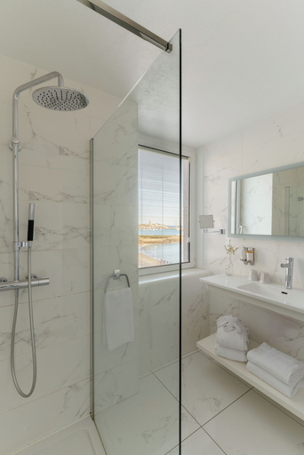 Bathroom 5, Hôtel Brittany & Spa, Finistère