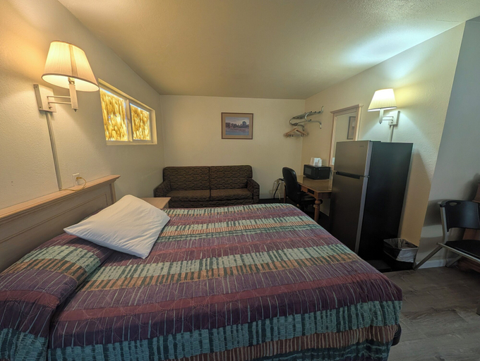 Bedroom 2, Economy Inn Safford, Graham