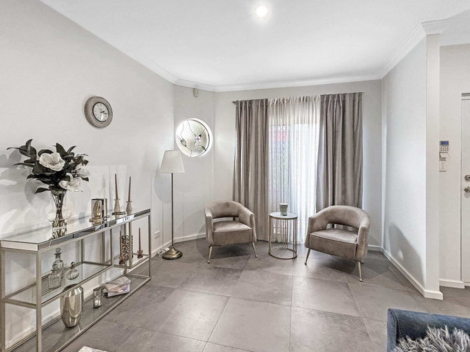 Living room 3, Bright 3-bed House With Garage Parking, Perth