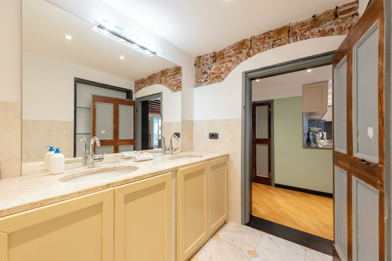 Bathroom 2, Beautiful Apartment In The Historic Center, Genova