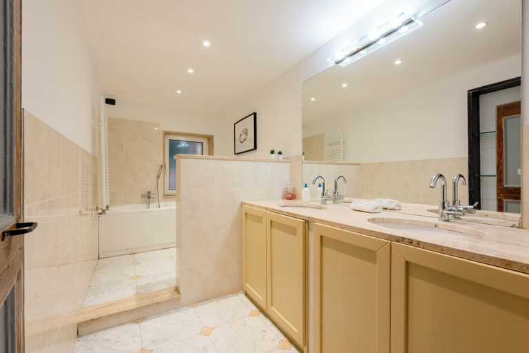 Bathroom 4, Beautiful Apartment In The Historic Center, Genova