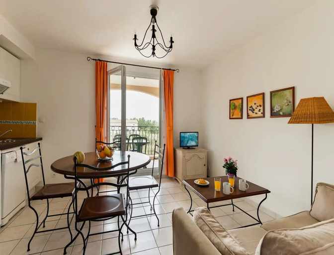 Dining 2, Spacious Provence Retreat for 8 Guests, Bouches-du-Rhône