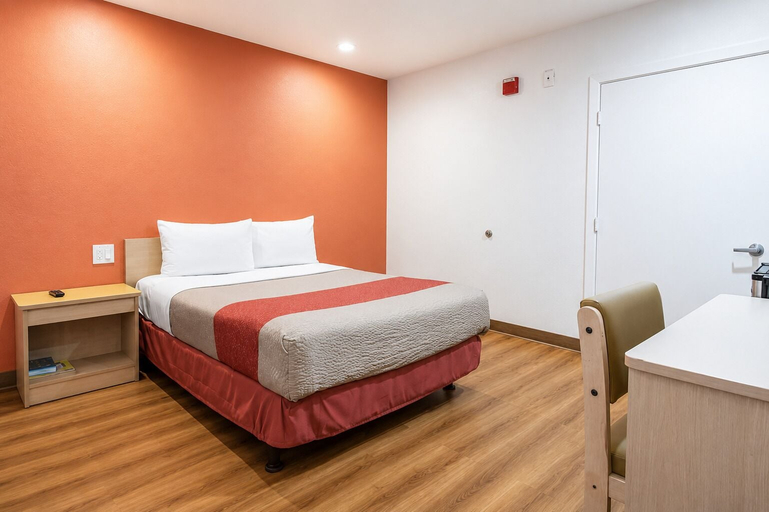 Bedroom 4, Bakersfield Inn, Kern