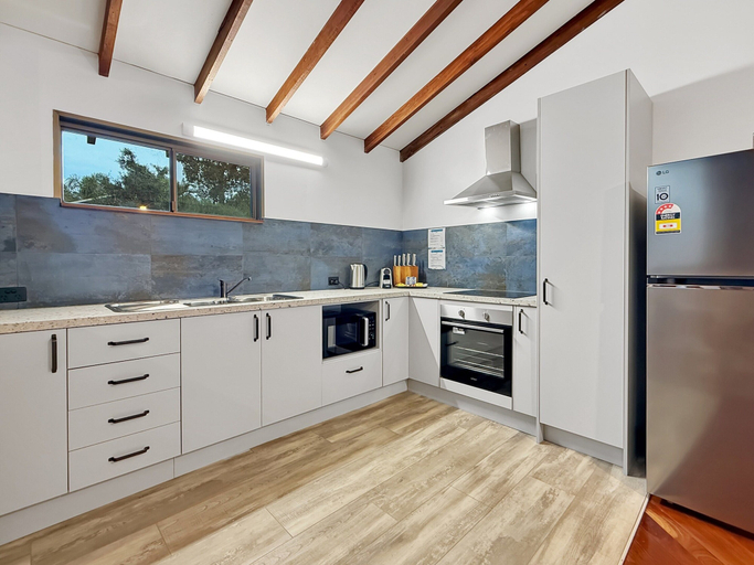 Private kitchen 4, Peaceful 3-bed Stay Near the Coast, Mandurah