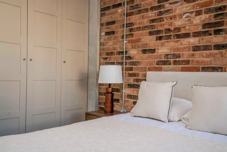 Room 5, Stylish 3BR Wimbledon Roof Terrace & Parking, London