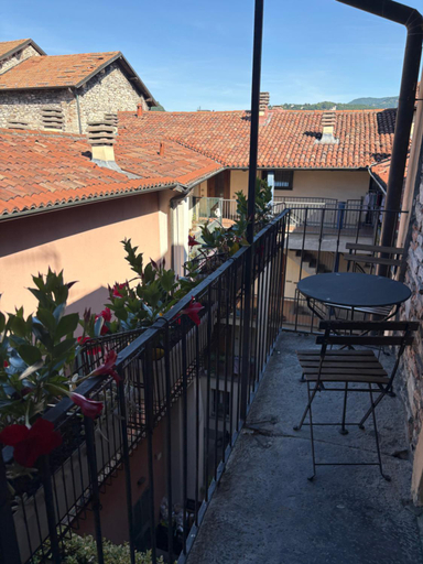 Others 3, Storico, Como