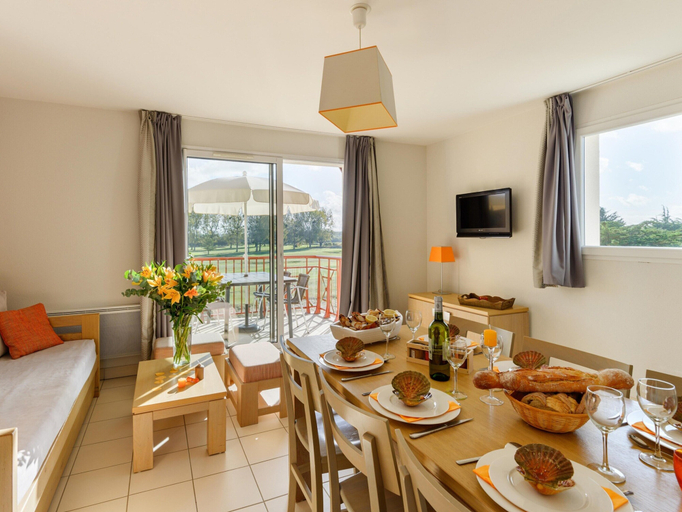 Dining 4, Stylish Coastal Apartment With Shared Pool, Côtes-d'Armor