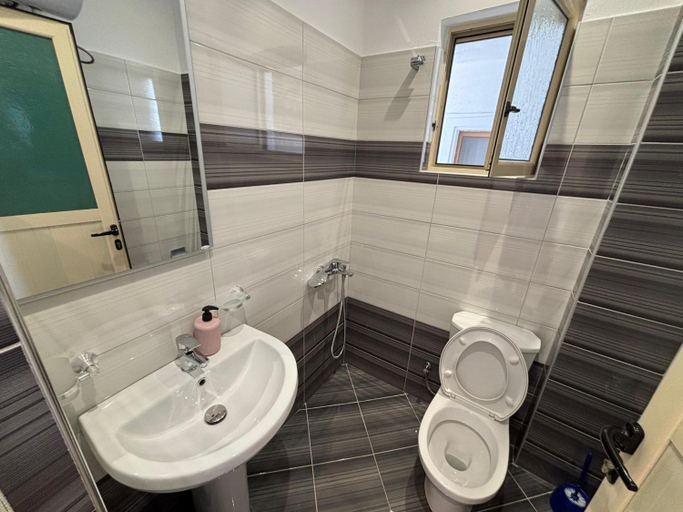 Bathroom 4, Grand Seaview Apartments, Sarandës