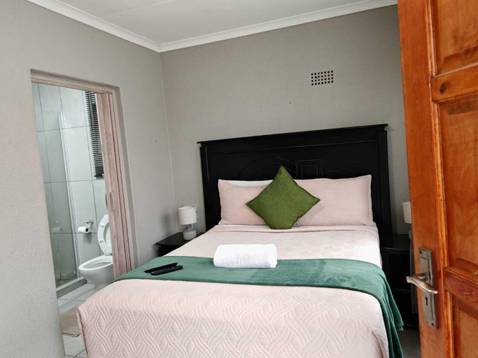 Room 4, Zondiles Guesthouse, Gert Sibande