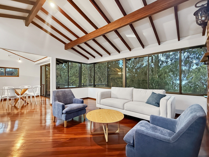 Living room 2, Peaceful 3-bed Stay Near the Coast, Mandurah