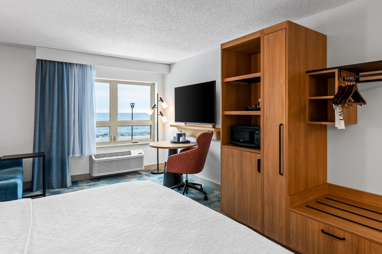 Others 5, Hampton Inn Duluth Canal Park, Lake Superior