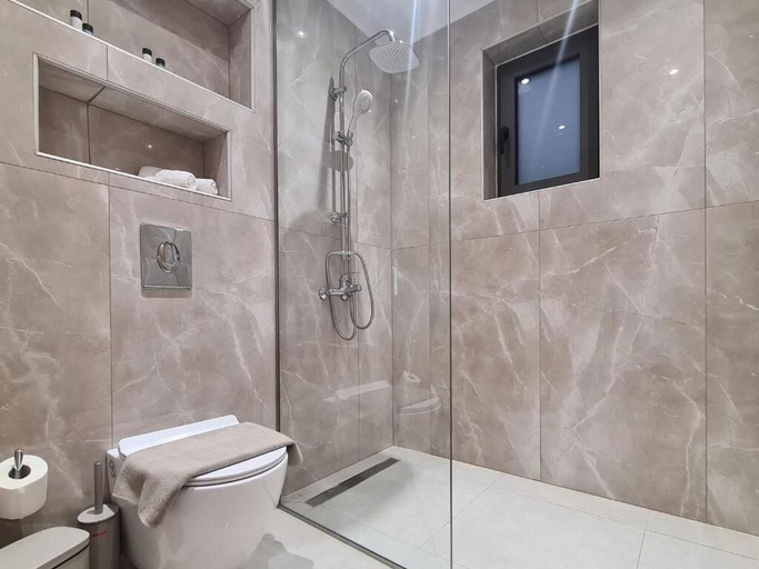 Bathroom 2, Rosmari Studios, Crete