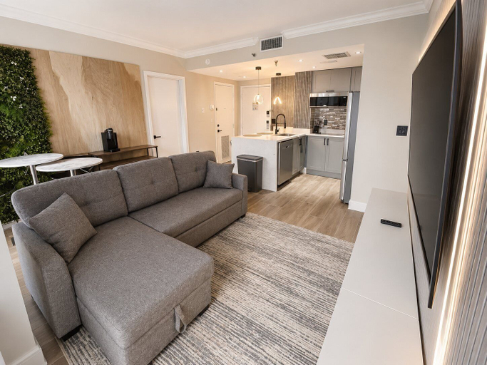 Living area 5, Modern 2BR Suite at Enclave 5min Universal, Orange