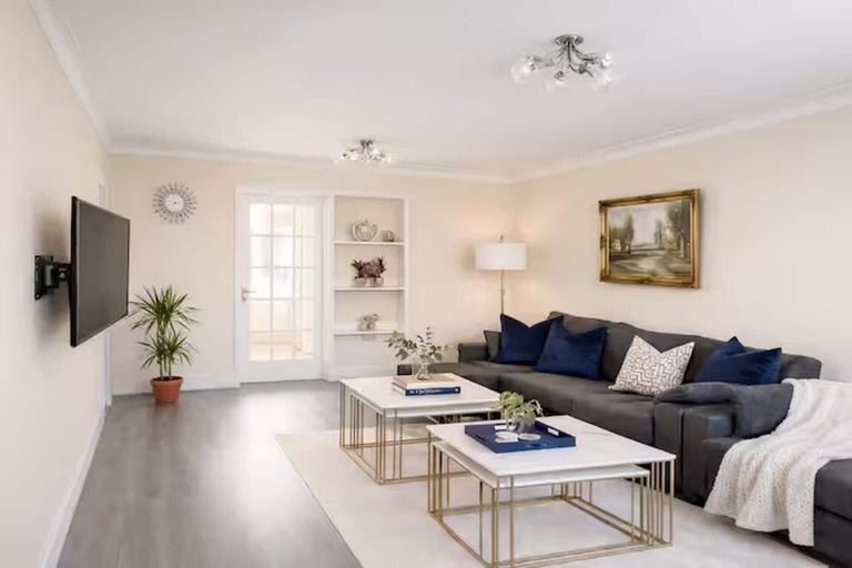 Living area 4, House Sleeps 10 With Parking and Garden, Windsor and Maidenhead