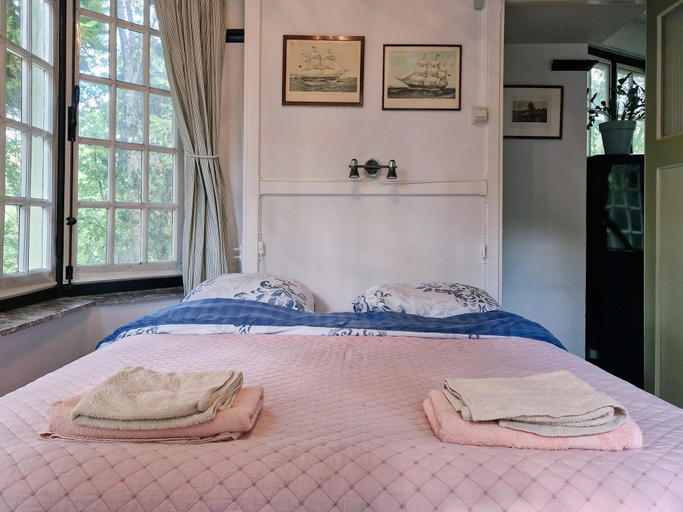 Room 4, Historic Romantic Pavilion Retreat for 4, Luxembourg