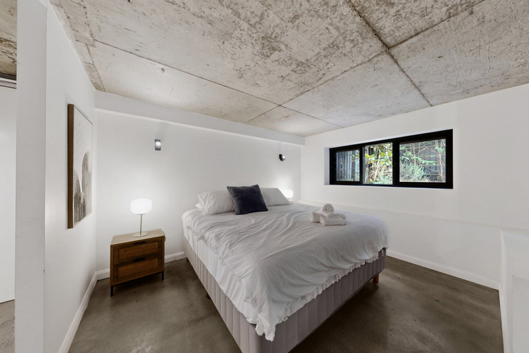Room 5, Sunlit 3-bed Coastal Stay With Private Deck, Sutherland Shire - East